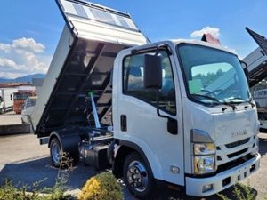 CCV956 - ISUZU 55 ALLESTITO CON CASSONE RIBALTABILE TRILATERALE DA 3.200 x 2.000 MM CON GIROSPONDE DA 400 MM