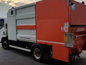 SLL204 – ISUZU P75 GUIDA SX ALLESTITA CON LAVACONTENITORI CASSIANI MODELLO BW2500